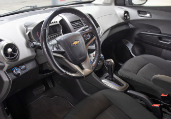 Подержанный автомобиль Chevrolet Aveo Hatchback 2013 года (14 фото)