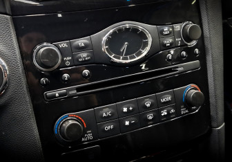 Подержанный автомобиль Infiniti QX70 2013 года (29 фото)