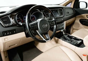 Подержанный автомобиль Kia Carnival 2019 года (7 фото)