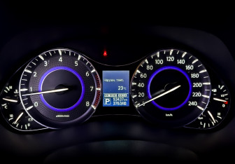 Подержанный автомобиль Infiniti QX80 2017 года (13 фото)