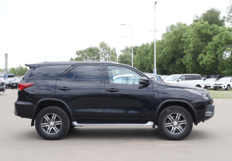 Подержанный автомобиль Toyota Fortuner 2021 года (4 фото)