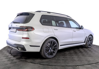 Подержанный автомобиль BMW X7 2023 года (5 фото)