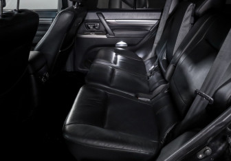 Подержанный автомобиль Mitsubishi Pajero 2012 года (10 фото)