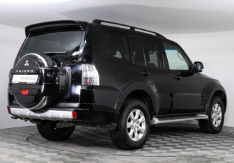 Подержанный автомобиль Mitsubishi Pajero 2013 года (4 фото)