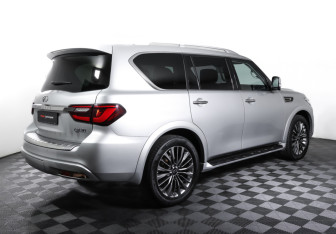 Подержанный автомобиль Infiniti QX80 2019 года (5 фото)