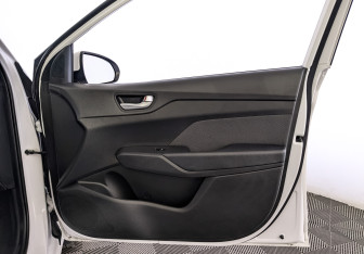 Подержанный автомобиль Hyundai Solaris Sedan 2021 года (25 фото)