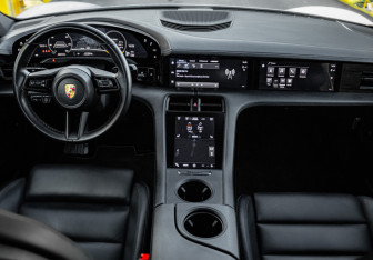 Подержанный автомобиль Porsche Taycan 2020 года (22 фото)