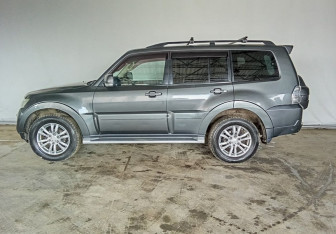 Подержанный автомобиль Mitsubishi Pajero 2013 года (7 фото)