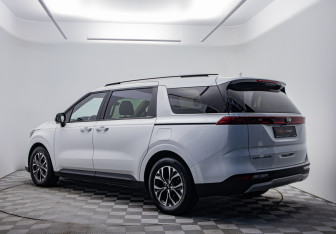 Подержанный автомобиль Kia Carnival 2020 года (7 фото)