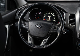 Подержанный автомобиль Kia Sorento 2015 года (14 фото)