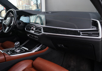 Подержанный автомобиль BMW X7 2021 года (7 фото)