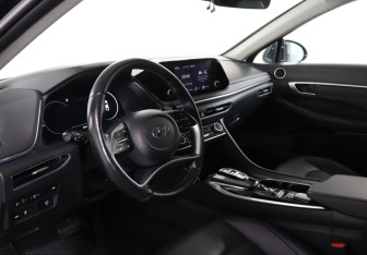 Подержанный автомобиль Hyundai Sonata 2022 года (13 фото)
