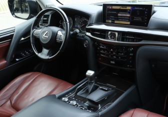 Подержанный автомобиль Lexus LX 2016 года (19 фото)