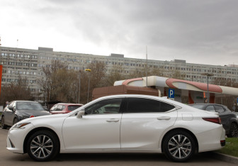 Подержанный автомобиль Lexus ES 2019 года (6 фото)
