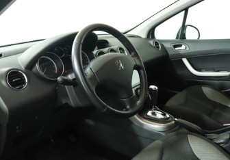 Подержанный автомобиль Peugeot 308 Hatchback 2011 года (13 фото)