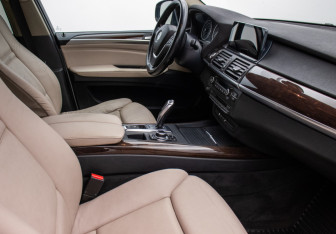 Подержанный автомобиль BMW X5 2010 года (9 фото)