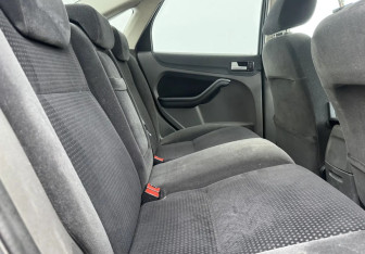 Подержанный автомобиль Ford Focus Sedan 2006 года (11 фото)