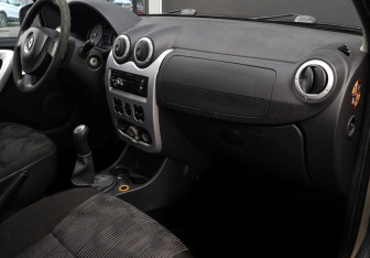 Подержанный автомобиль Renault Logan Sedan 2011 года (9 фото)