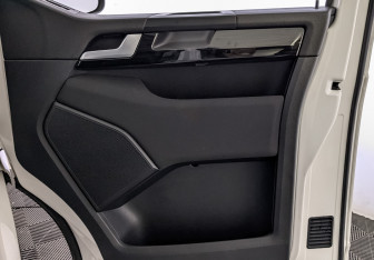 Подержанный автомобиль Volkswagen Multivan 2018 года (24 фото)