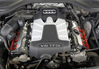 Подержанный автомобиль Audi A8 2013 года (9 фото)