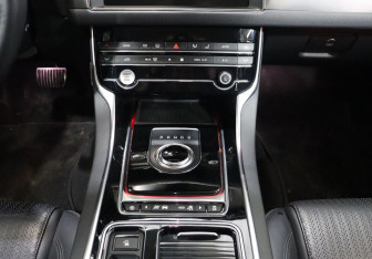 Подержанный автомобиль Jaguar XF Sedan 2019 года (17 фото)