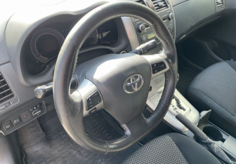Подержанный автомобиль Toyota Corolla Sedan 2010 года (14 фото)
