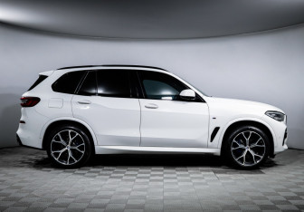 Подержанный автомобиль BMW X5 2022 года (4 фото)