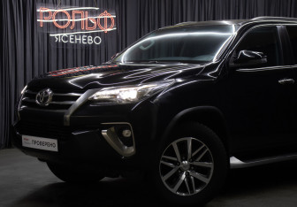 Подержанный автомобиль Toyota Fortuner 2017 года (23 фото)