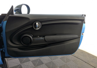 Подержанный автомобиль MINI Hatch 2017 года (24 фото)