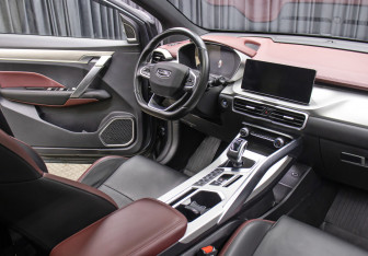Подержанный автомобиль Geely Coolray 2022 года (11 фото)