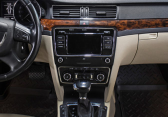 Подержанный автомобиль Skoda Superb Liftback 2012 года (16 фото)