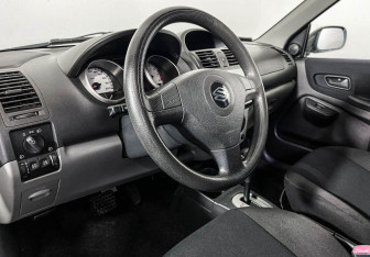 Подержанный автомобиль Suzuki Ignis 2005 года (13 фото)