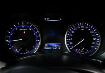 Подержанный автомобиль Infiniti Q50 2014 года (11 фото)