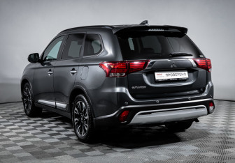 Подержанный автомобиль Mitsubishi Outlander 2021 года (7 фото)