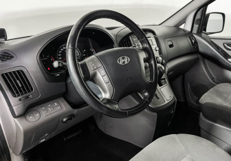 Подержанный автомобиль Hyundai H-1 2015 года (13 фото)