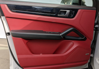 Подержанный автомобиль Porsche Cayenne 2020 года (12 фото)