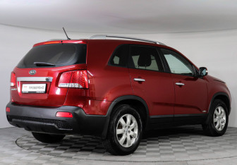 Подержанный автомобиль Kia Sorento 2010 года (3 фото)