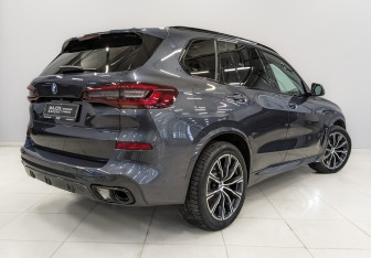 Подержанный автомобиль BMW X5 2020 года (5 фото)
