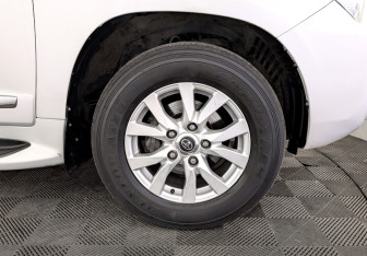 Подержанный автомобиль Toyota Land Cruiser Suv 2014 года (18 фото)