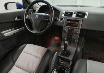 Подержанный автомобиль Volvo C30 2007 года (10 фото)