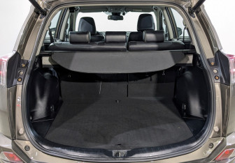 Подержанный автомобиль Toyota RAV4 2016 года (17 фото)
