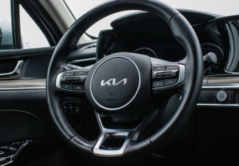 Подержанный автомобиль Kia K5 2022 года (15 фото)