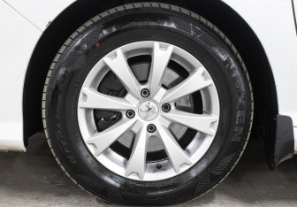 Подержанный автомобиль Peugeot 308 Hatchback 2008 года (24 фото)