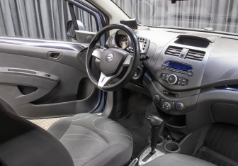 Подержанный автомобиль Chevrolet Spark 2011 года (13 фото)