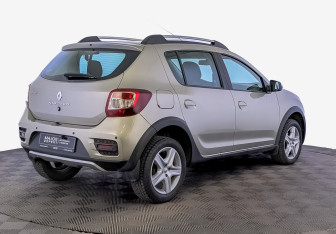 Подержанный автомобиль Renault Sandero 2016 года (5 фото)