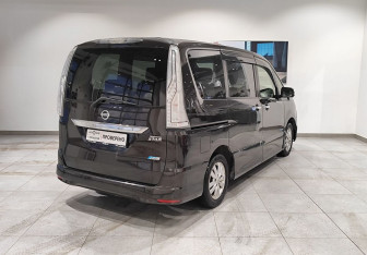 Подержанный автомобиль Nissan Serena Minivan 2014 года (5 фото)