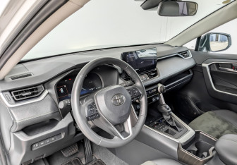 Подержанный автомобиль Toyota RAV4 2024 года (16 фото)