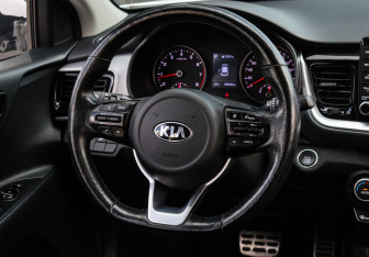 Подержанный автомобиль Kia Stonic 2018 года (11 фото)