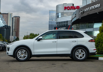 Подержанный автомобиль Porsche Cayenne 2015 года (6 фото)
