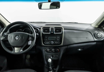 Подержанный автомобиль Renault Sandero 2015 года (6 фото)